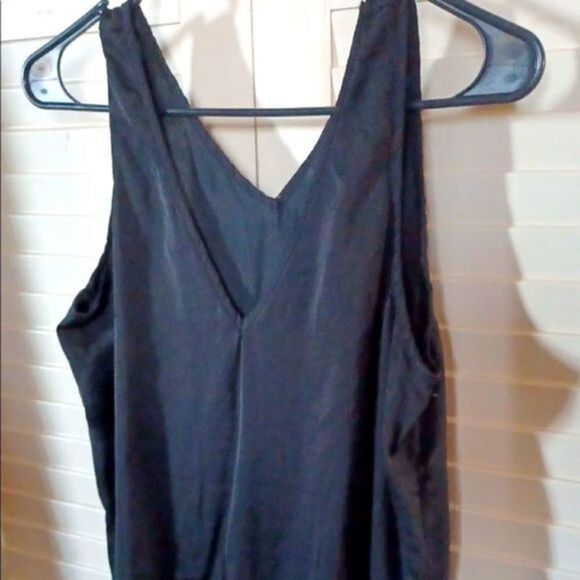 Who what wear loose fit v-neck blouse, sleeveless with ruffle at the bottom, - Picture 1 of 4